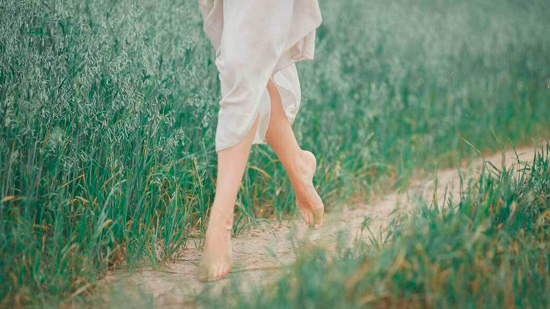 Девушка в белом плаще писает на поляне