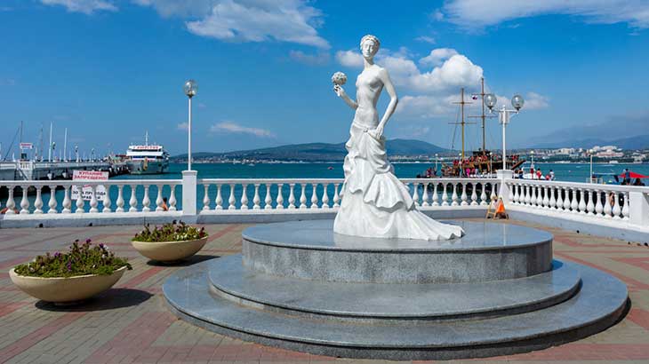  Памятник «Белая невеста» на Набережной Геленджика.