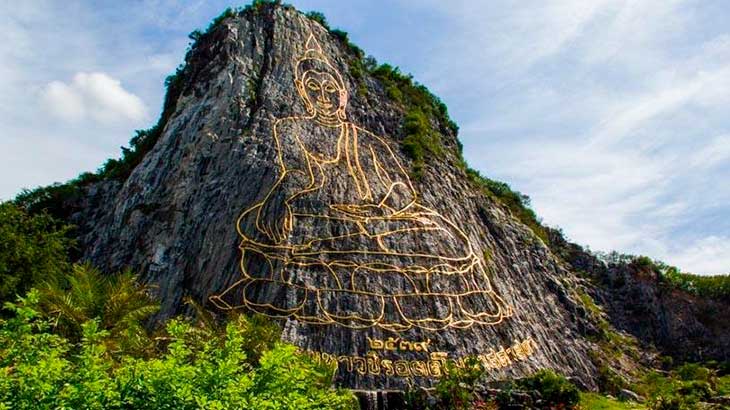 Изображение Золотого Будды на горе Кхао Чи Чан.
