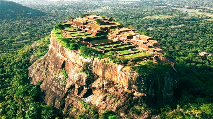 Крепость Сигирия (Львиная скала) на Шри-Ланке.