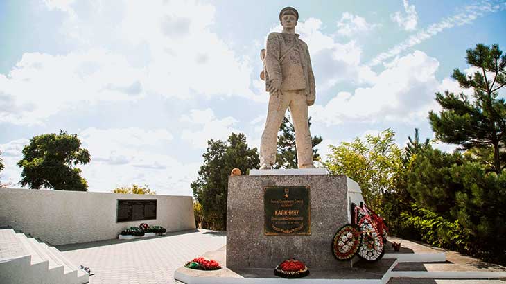 Памятник Д.С. Калинину в Сукко.