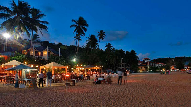  Кафе, рестораны и бары на пляже вечером.. 
