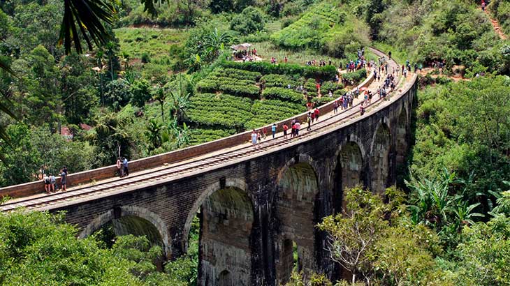 Девятиарочный мост на острове Шри-Ланка.